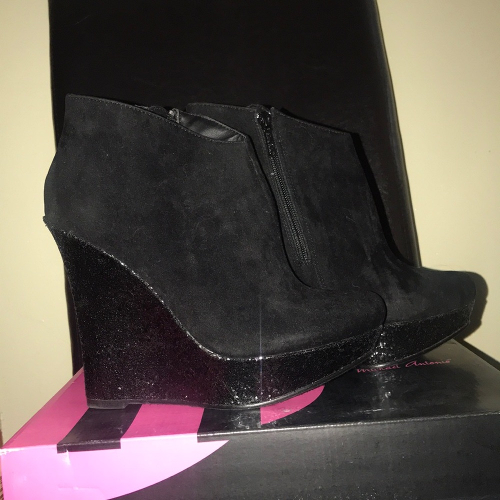 Shoes - Picture 2 of 5